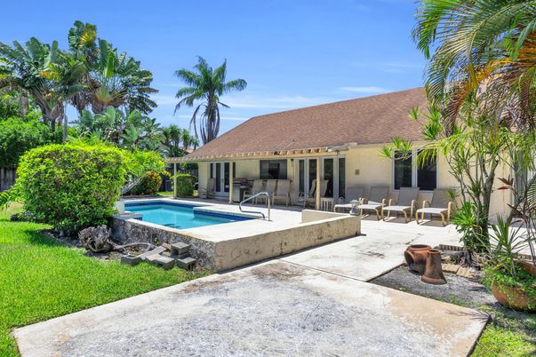Exterior, Pool