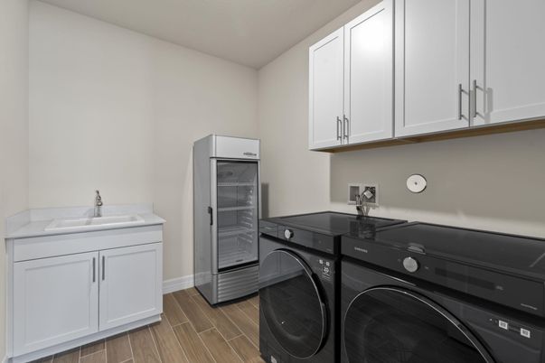 Interior, Washer, Wood Texture Flooring