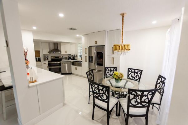 Dining room, Interior, Kitchen, Pendant Lights, Recessed Lighting, Stainless Steel Appliances