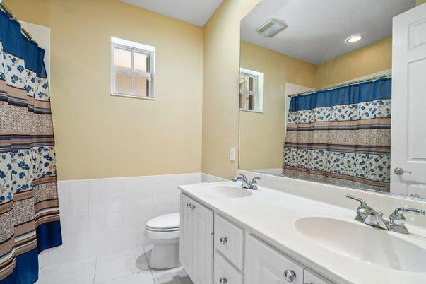 Bathroom, Dual Sink Vanities, Interior, Recessed Lighting