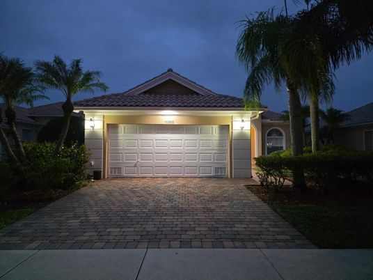 Attached, Exterior, Facade, Mediterranean