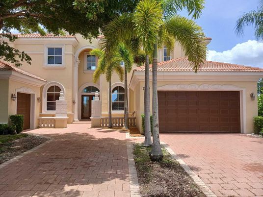 Attached, Exterior, Facade, Mediterranean