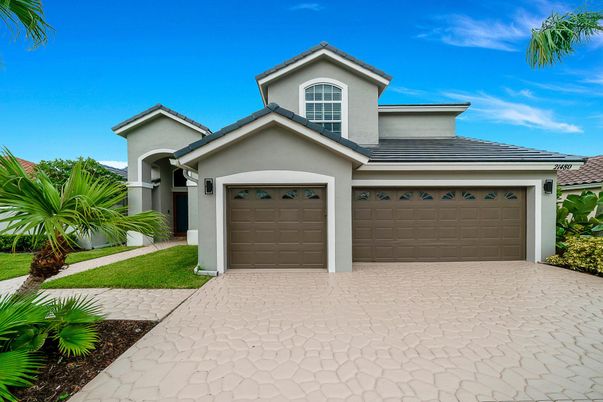 Attached, Exterior, Facade, Mediterranean