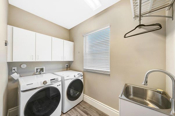 Interior, Washer, Wood Texture Flooring