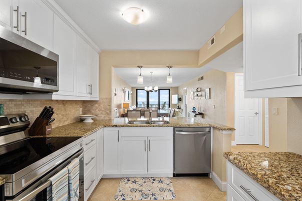 Dining room, Interior, Kitchen, Pendant Lights, Stainless Steel Appliances