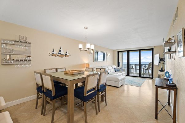 Chandelier, Dining room, Interior, Living room, Water