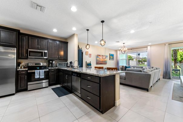 Chandelier, Interior, Kitchen, Living room, Pendant Lights, Recessed Lighting, Stainless Steel Appliances