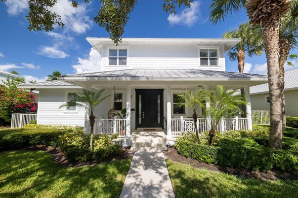 Exterior, Facade, American Foursquare