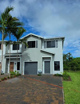 Attached, Exterior, Facade, Mediterranean
