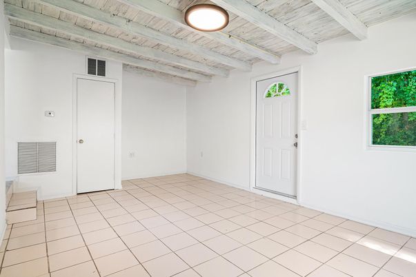 Empty room, Interior, Wooden Ceilings