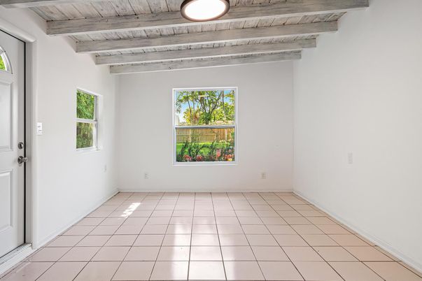 Empty room, Interior, Wooden Beams, Wooden Ceilings