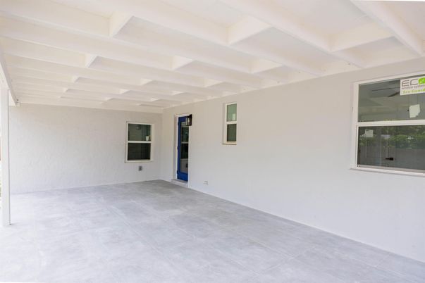Empty room, Interior