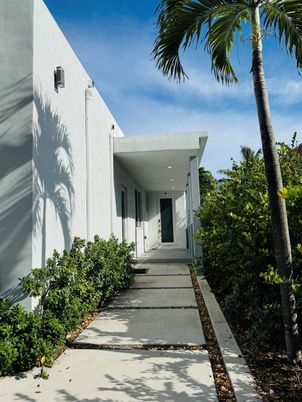 Exterior, Facade, Modern