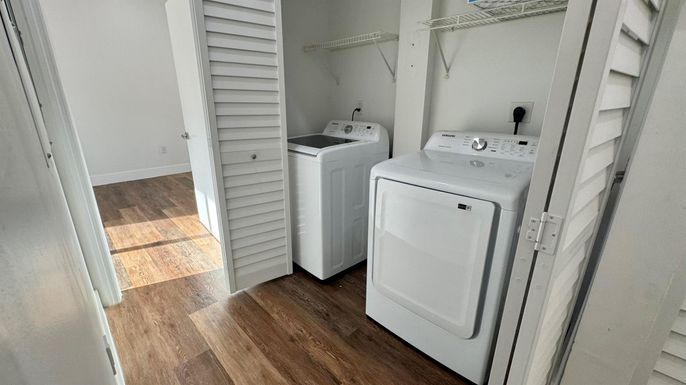 Interior, Utility Closets, Washer, Wood Texture Flooring