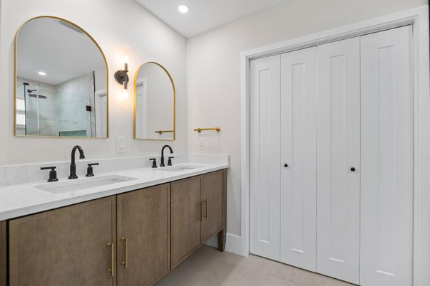 Bathroom, Dual Sink Vanities, Interior, Recessed Lighting