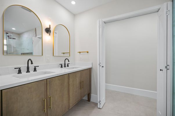 Bathroom, Dual Sink Vanities, Interior, Recessed Lighting