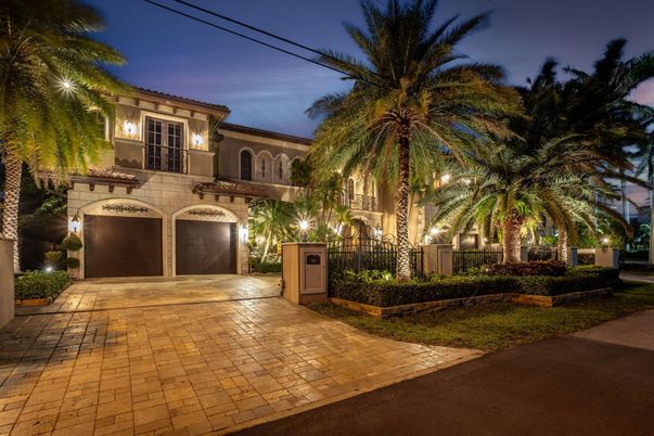 Attached, Exterior, Facade, Mediterranean
