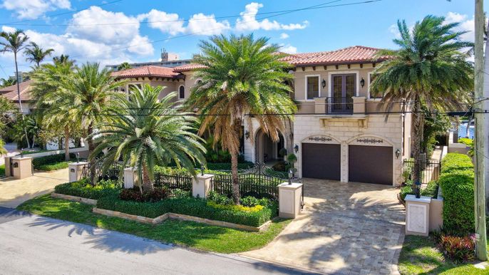 Attached, Exterior, Facade, Mediterranean