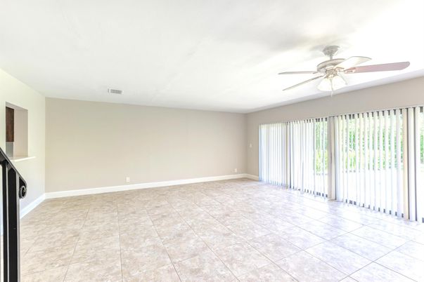 Empty room, Interior