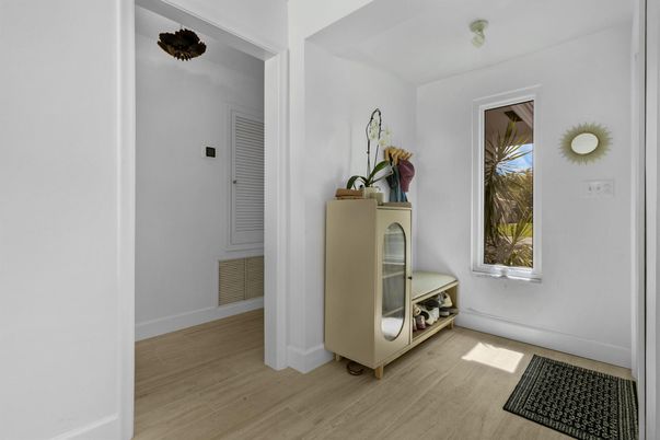 Interior, Washer, Wood Texture Flooring