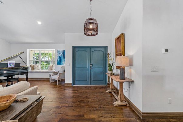 Interior, Pendant Lights, Piano, Recessed Lighting, Wood Texture Flooring