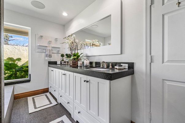 Bathroom, Dual Sink Vanities, Interior, Recessed Lighting