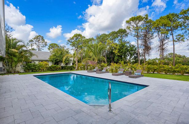 Exterior, Pool