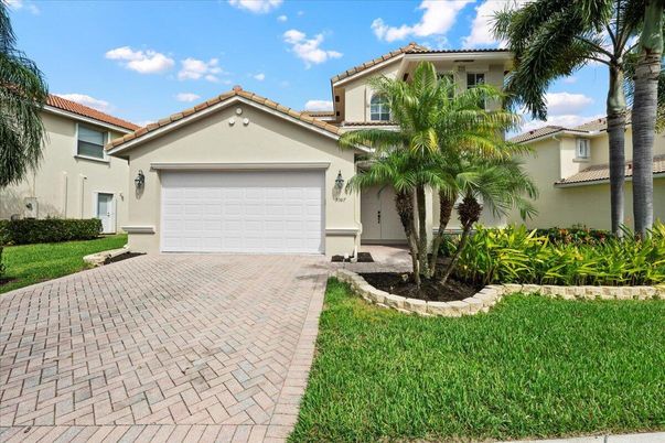 Attached, Exterior, Facade, Mediterranean