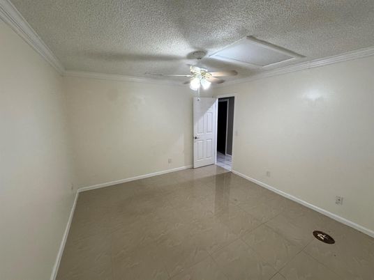 Empty room, Interior
