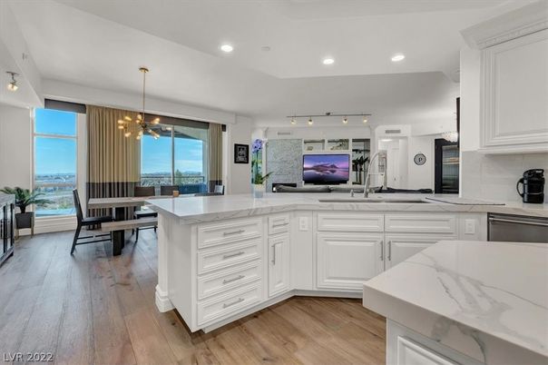 Dining room, Interior, Kitchen, Pendant Lights, Recessed Lighting, Wood Texture Flooring