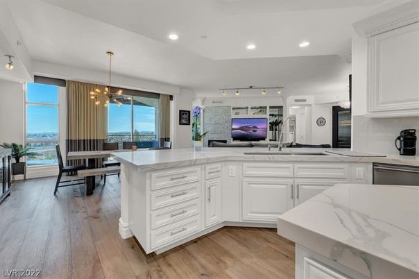 Dining room, Interior, Kitchen, Pendant Lights, Recessed Lighting, Wood Texture Flooring