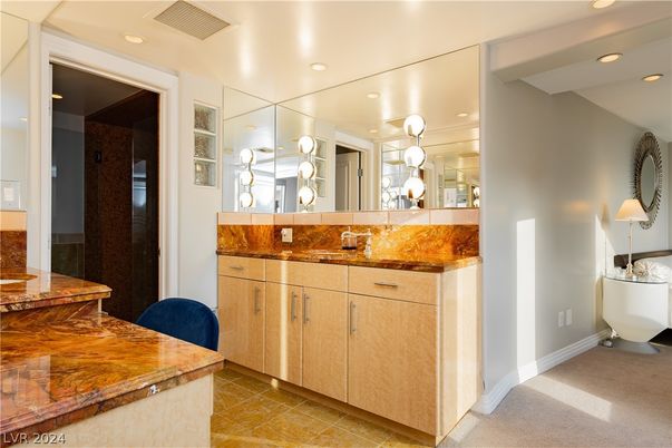 Bathroom, Interior, Recessed Lighting