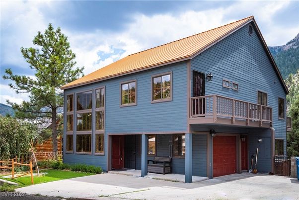 Attached, Exterior, Facade, Raised Ranch