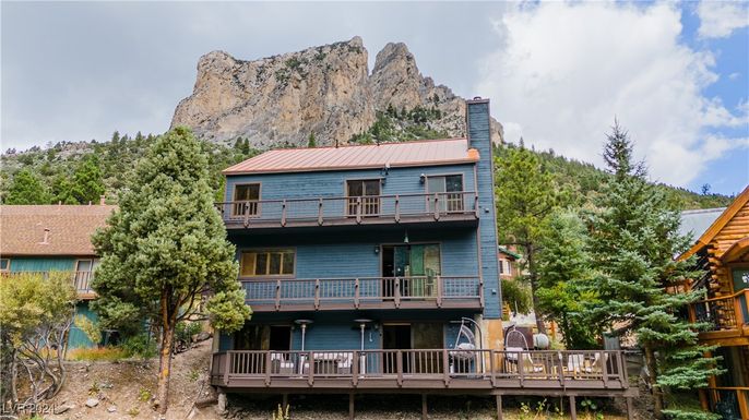 Exterior, Facade, Log Home
