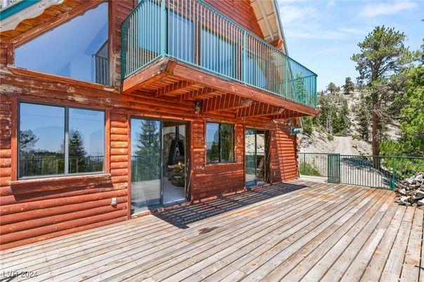 Exterior, Facade, Log Home