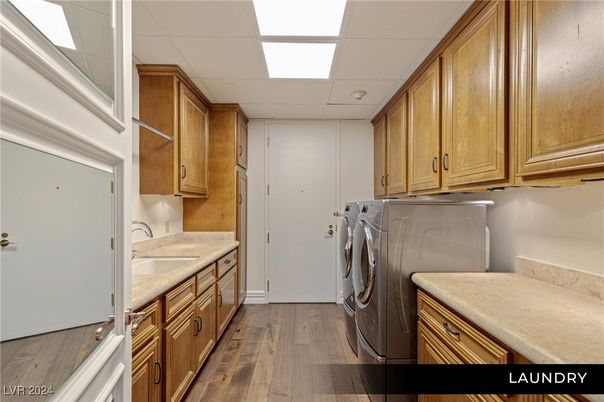 Interior, Recessed Lighting, Washer, Wood Texture Flooring