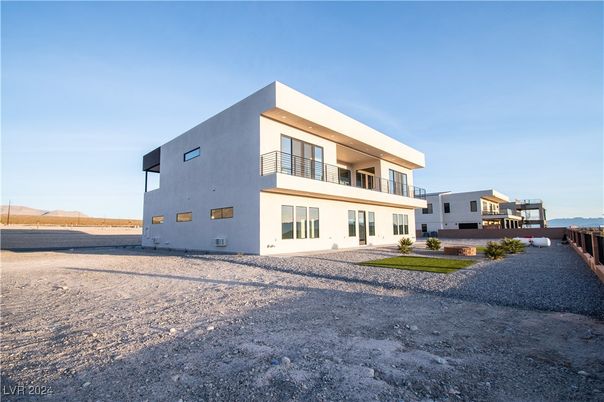 Backyard, Exterior, Facade, Modern