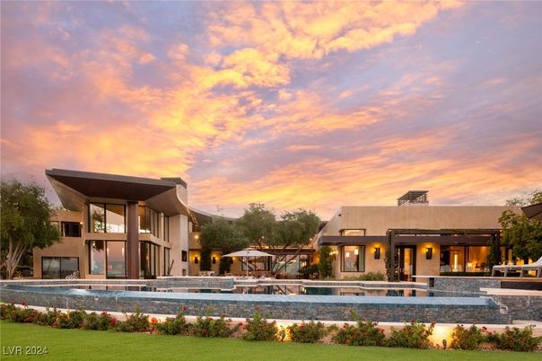 Exterior, Facade, Pool, Modern