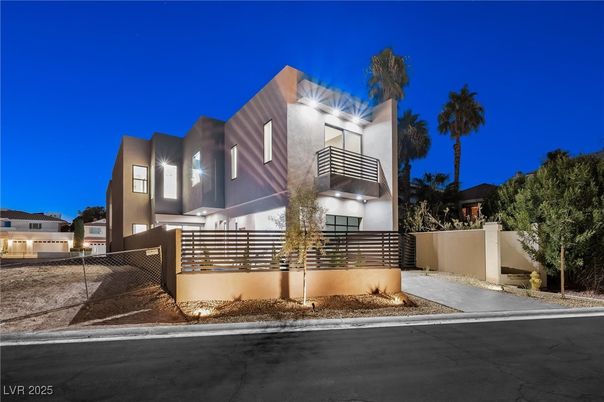 Exterior, Facade, Modern