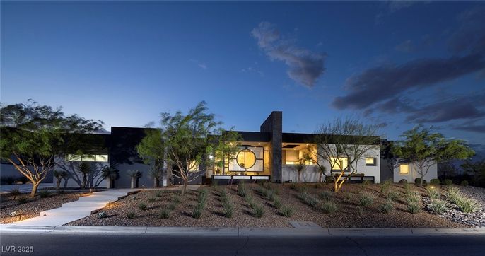 Backyard, Exterior, Facade, Modern