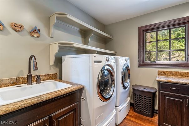 Interior, Washer, Wood Texture Flooring