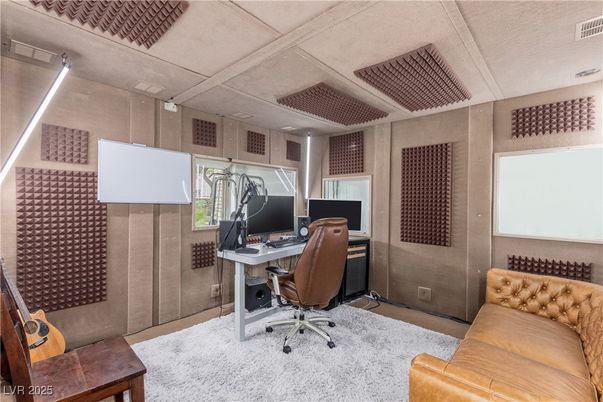 Home Office, Interior