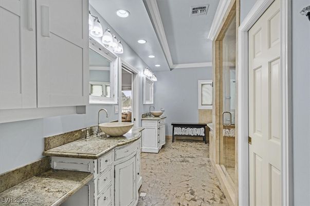 Bathroom, Dual Sink Vanities, Interior, Recessed Lighting