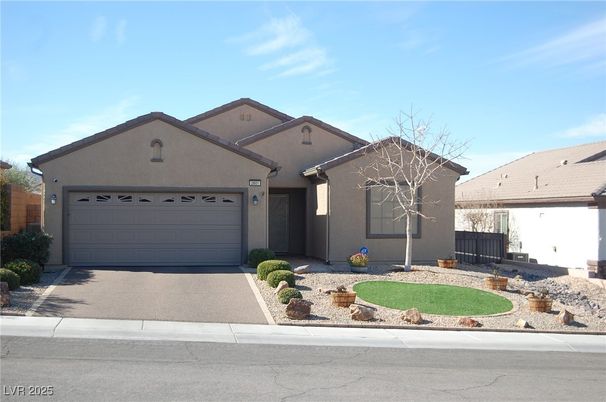 Attached, Exterior, Facade, American Craftsman
