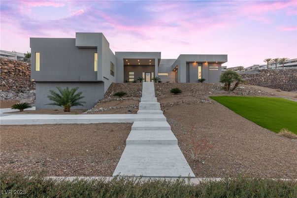 Backyard, Exterior, Facade, Modern