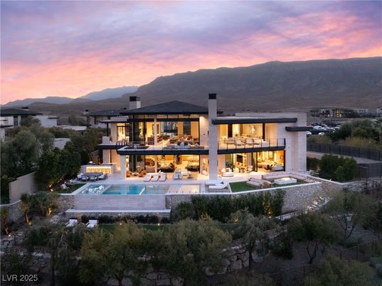 Exterior, Facade, Pool, Modern