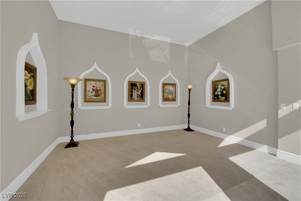 Empty room, Interior