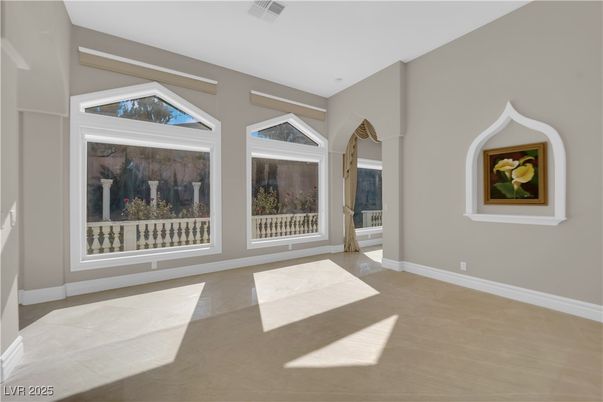 Empty room, Interior