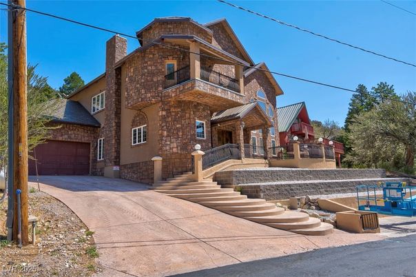 Attached, Exterior, Facade, Brick Facade, Queen Anne Victorian