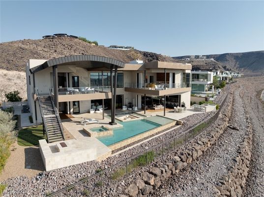 Backyard, Exterior, Facade, Pool, Modern